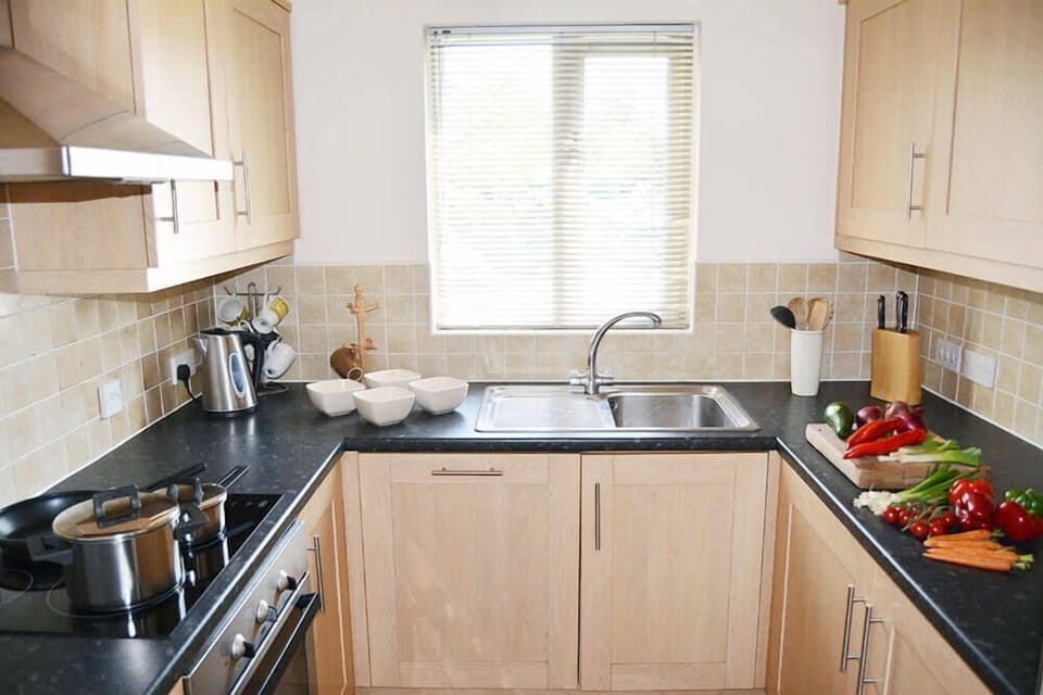 Ground floor: Well-equipped U-shaped kitchen