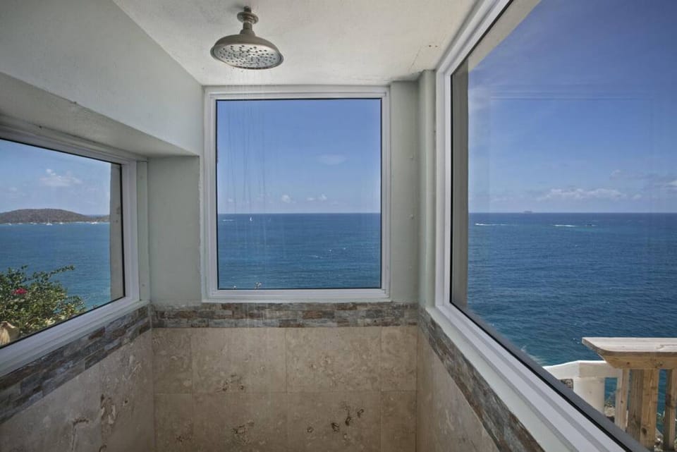 Bedroom 4`s ensuite bath.