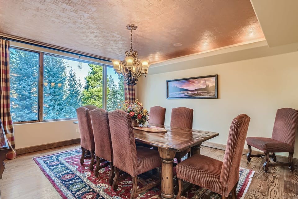 Seating for 8-10 at dining table