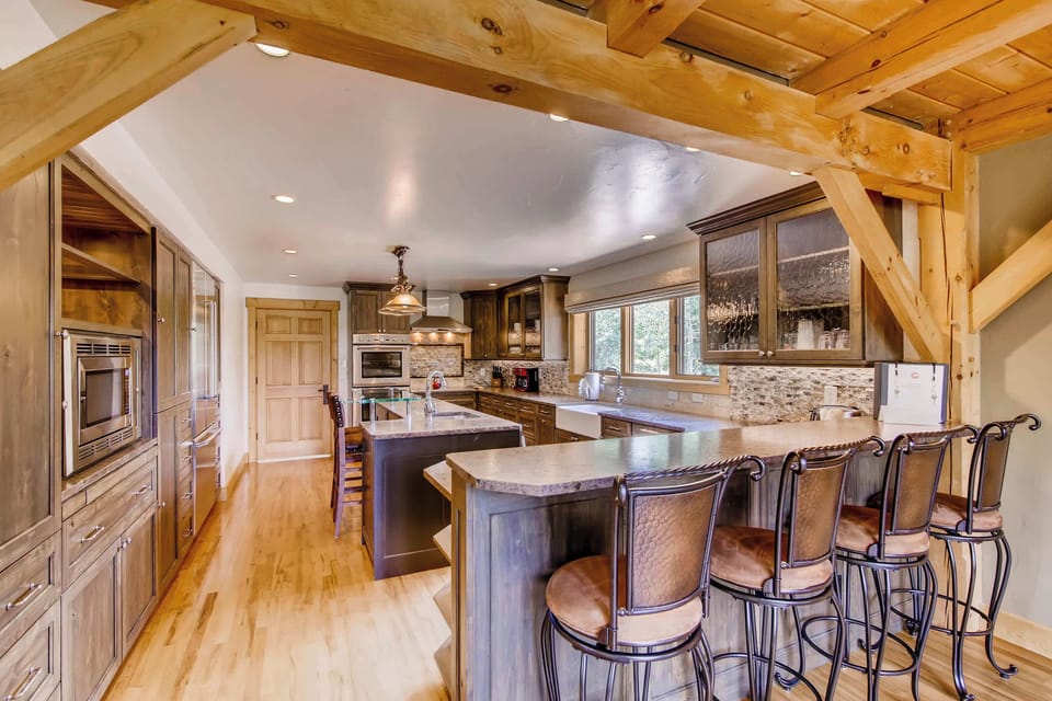 Seating for 6 at breakfast bars