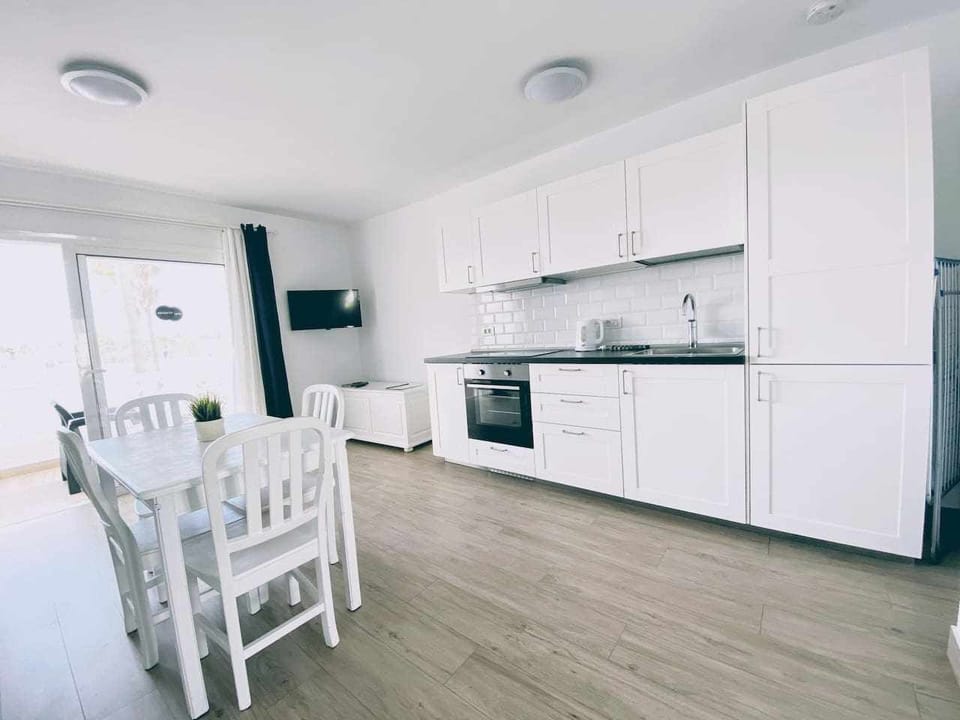 Bed,TV and multimedia,Kitchen or kitchenette,Dining area