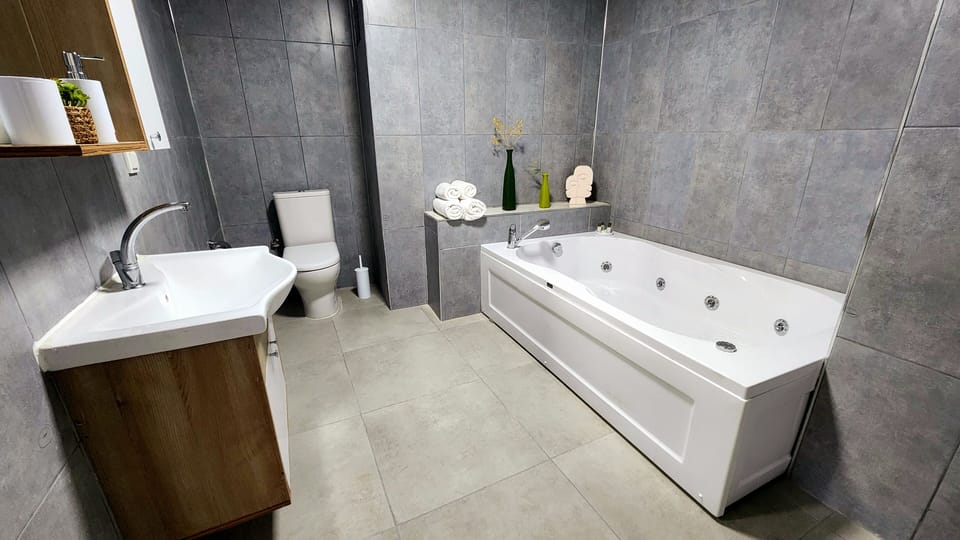 Honeymoon Double Room | Bathroom | Hair dryer, slippers, bidet, towels