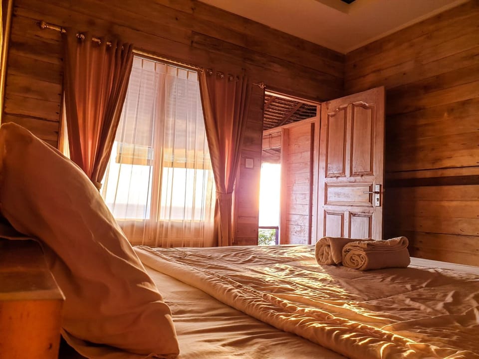 Traditional Cottage, 2 Twin Beds, Sea View | Individually furnished, desk, laptop workspace, blackout drapes