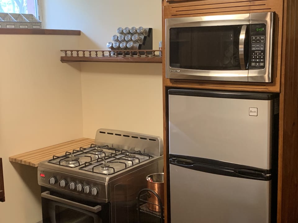 Cook a 25 lb turkey in the oven of the new 4 burner gas range