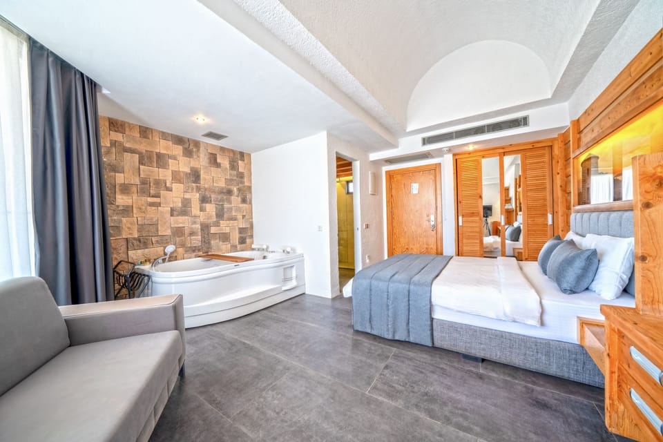 Deluxe Suite, Jetted Tub, Sea View | 1 bedroom, minibar, in-room safe, desk