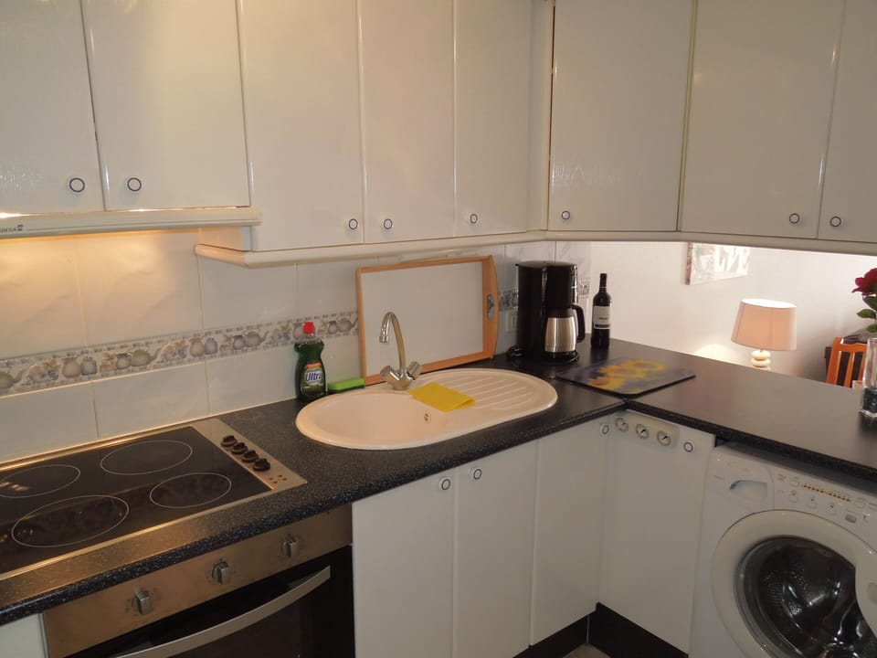 Kitchen with hob, oven, microwave and washing machine