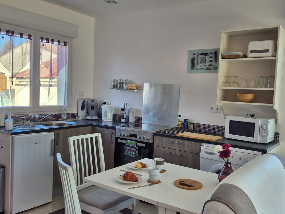 kitchen/dining area:microwave, oven, hob, fridge/freezer,  tea/coffee facilities
