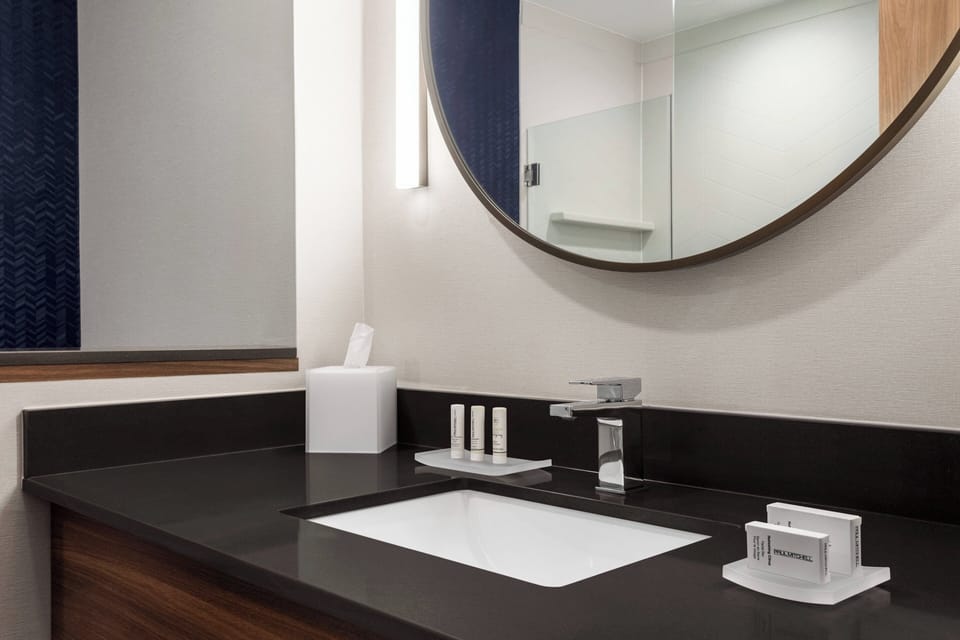 Combined shower/tub, free toiletries, hair dryer, towels