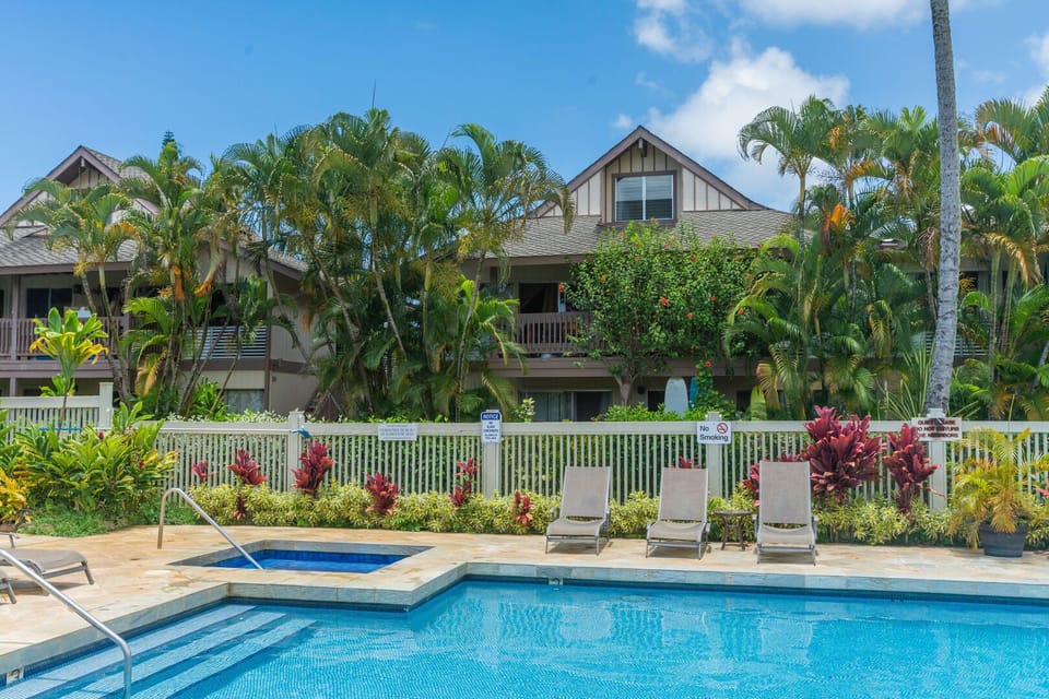 Communal Pool with Jacuzzi