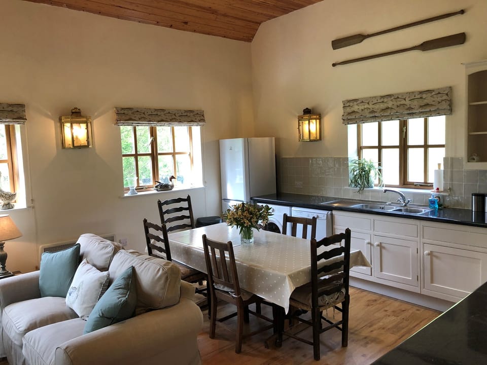 Open kitchen / dining / sitting room areas