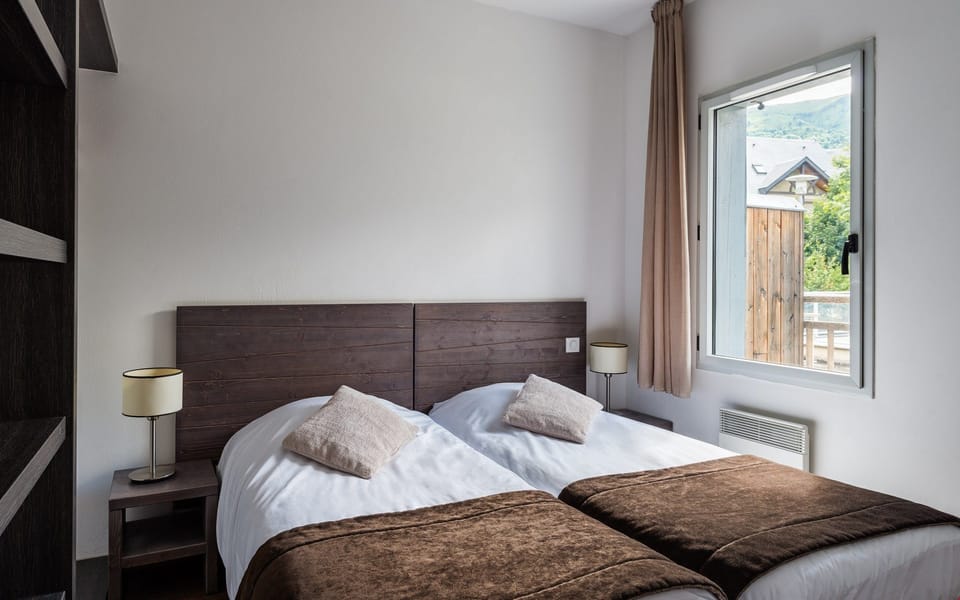 Get a good night sleep in the bedroom with 2 Single beds.