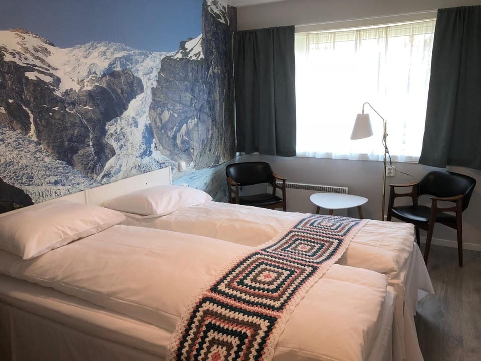Hypo-allergenic bedding, desk, soundproofing, free WiFi
