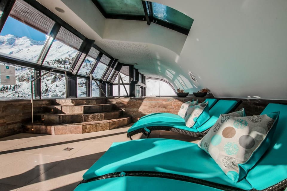 Sauna, hot tub, steam room, aromatherapy, facials