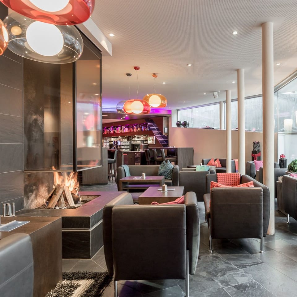 Lobby lounge