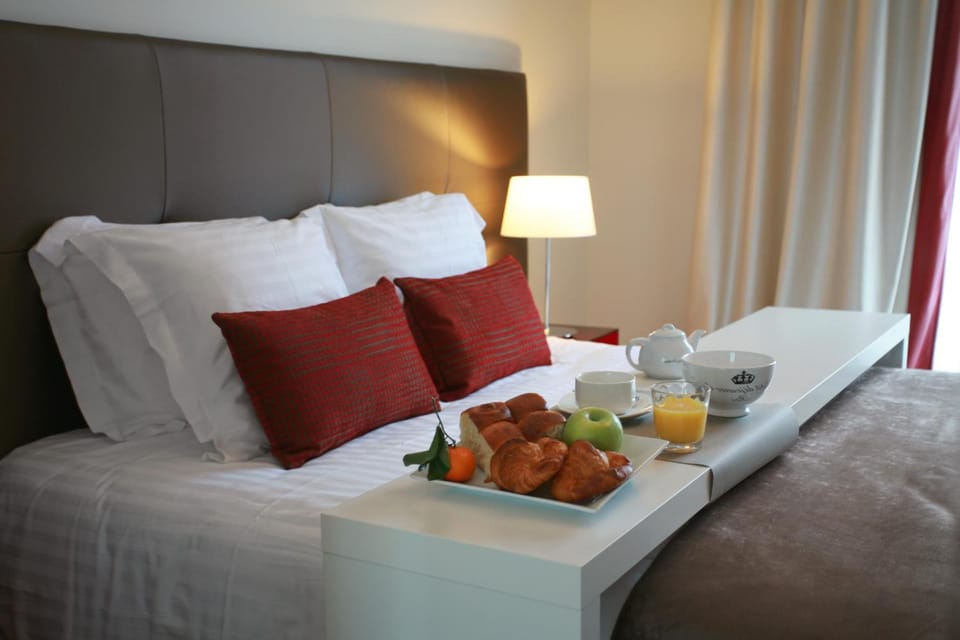 Premium bedding, desk, iron/ironing board, free WiFi