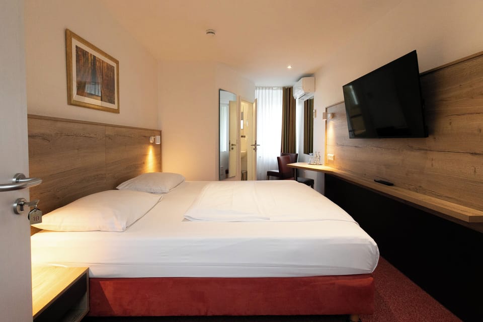 Comfort Room | 1 bedroom, premium bedding, pillowtop beds, minibar