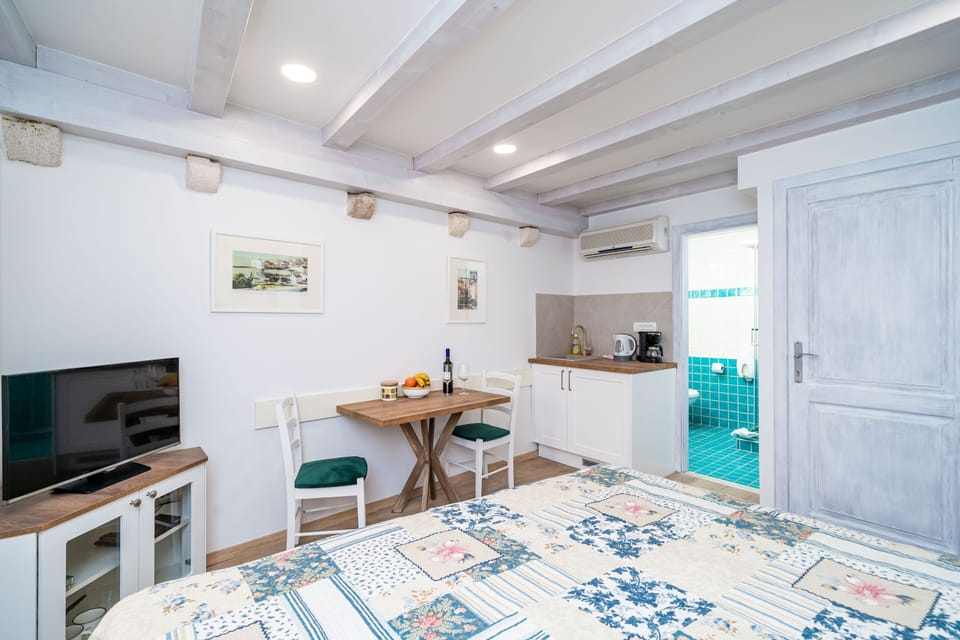 Double room | Iron/ironing board, free WiFi