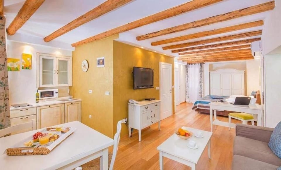 Junior Studio Suite | In-room safe, individually decorated, individually furnished, desk