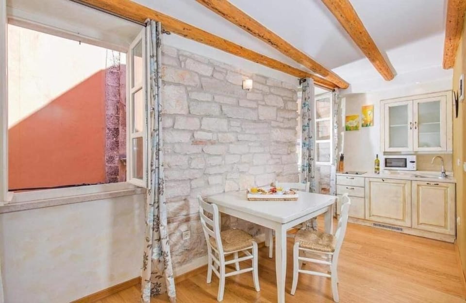 Junior Studio Suite | Private kitchen | Mini-fridge