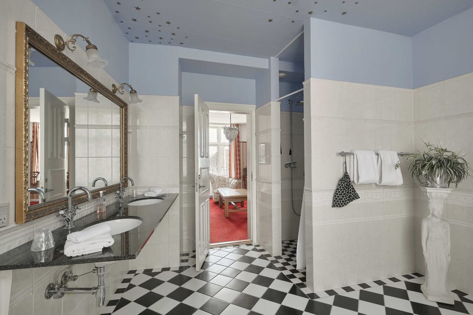 Suite | Bathroom | Shower, free toiletries, hair dryer, towels