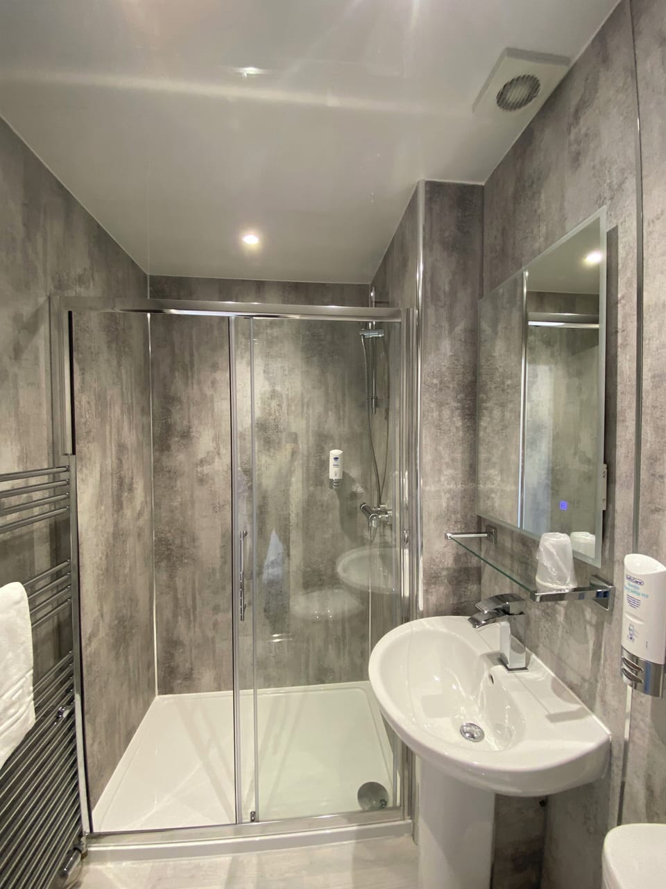 Shower, free toiletries, towels, shampoo