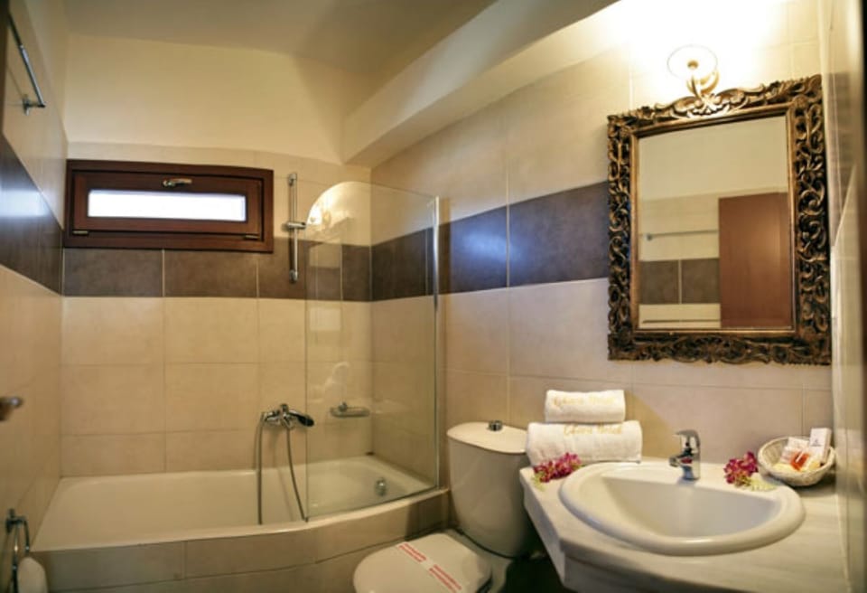 Family Apartment, 2 Bedrooms, Connecting Rooms, Sea Facing | Bathroom | Hair dryer, towels, soap, shampoo
