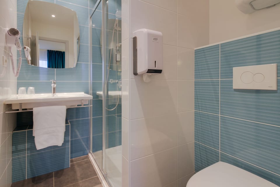 Double Room (Privilege) | Bathroom | Combined shower/tub, free toiletries, hair dryer, towels