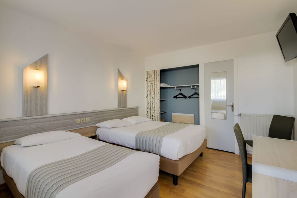 Comfort Triple Room | Desk, blackout drapes, free WiFi, bed sheets