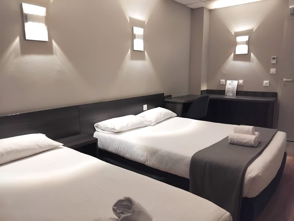 Triple Room | Individually decorated, desk, blackout drapes, soundproofing