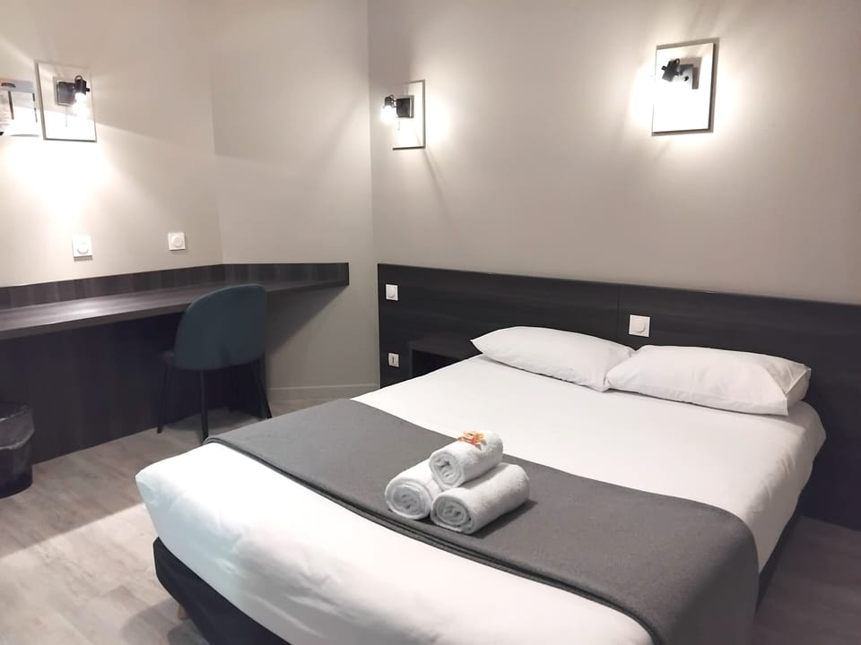 Double Room | Individually decorated, desk, blackout drapes, soundproofing