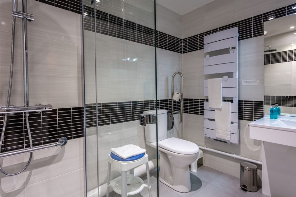 Comfort Double Room | Bathroom | Free toiletries, hair dryer, towels