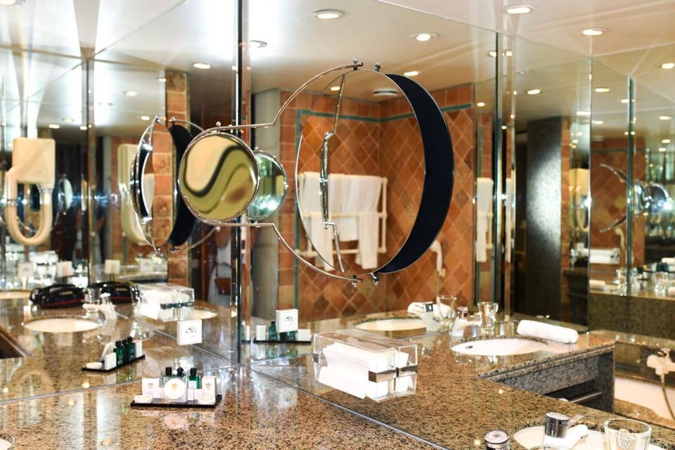 Signature Suite, Courtyard View | Bathroom | Separate tub and shower, rainfall showerhead, free toiletries