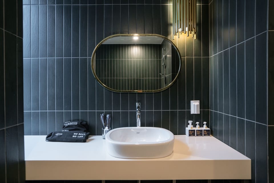 VIP, Jetted Tub | Bathroom sink