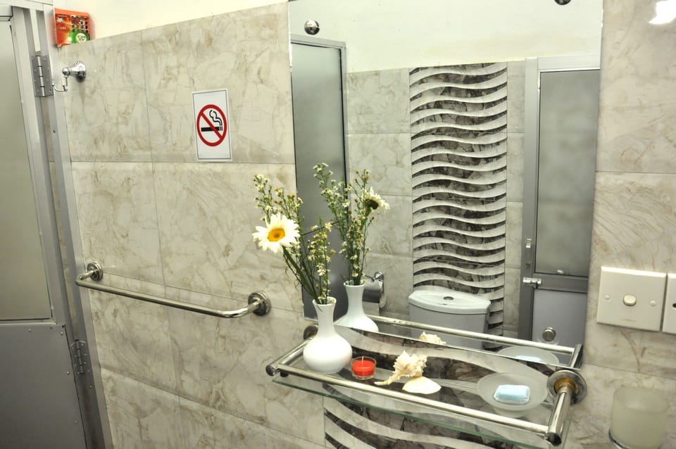 Standard Double Room | Bathroom | Shower, rainfall showerhead, towels