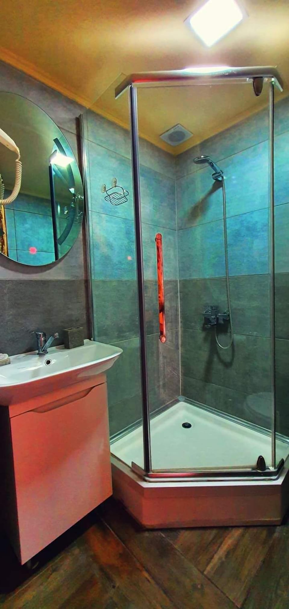Standard Single Room | Bathroom | Shower, rainfall showerhead, free toiletries, hair dryer