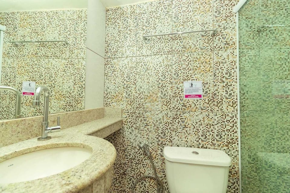 Double Room | Bathroom | Shower, free toiletries, hair dryer, towels