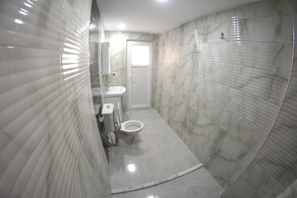 Standard Double Room | Bathroom | Shower, hydromassage showerhead, free toiletries, hair dryer