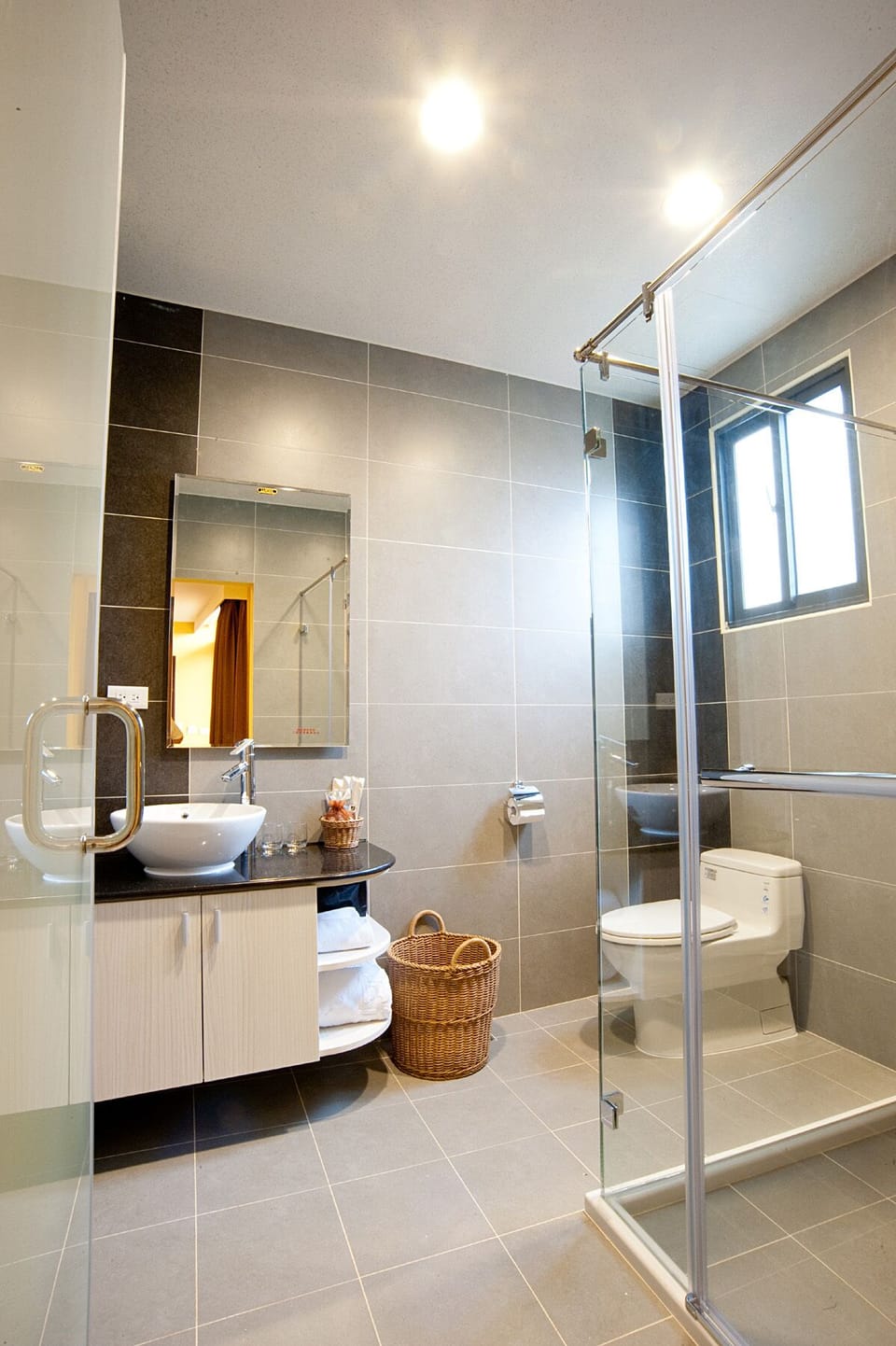 Deluxe Double Room | Bathroom | Shower, rainfall showerhead, free toiletries, hair dryer