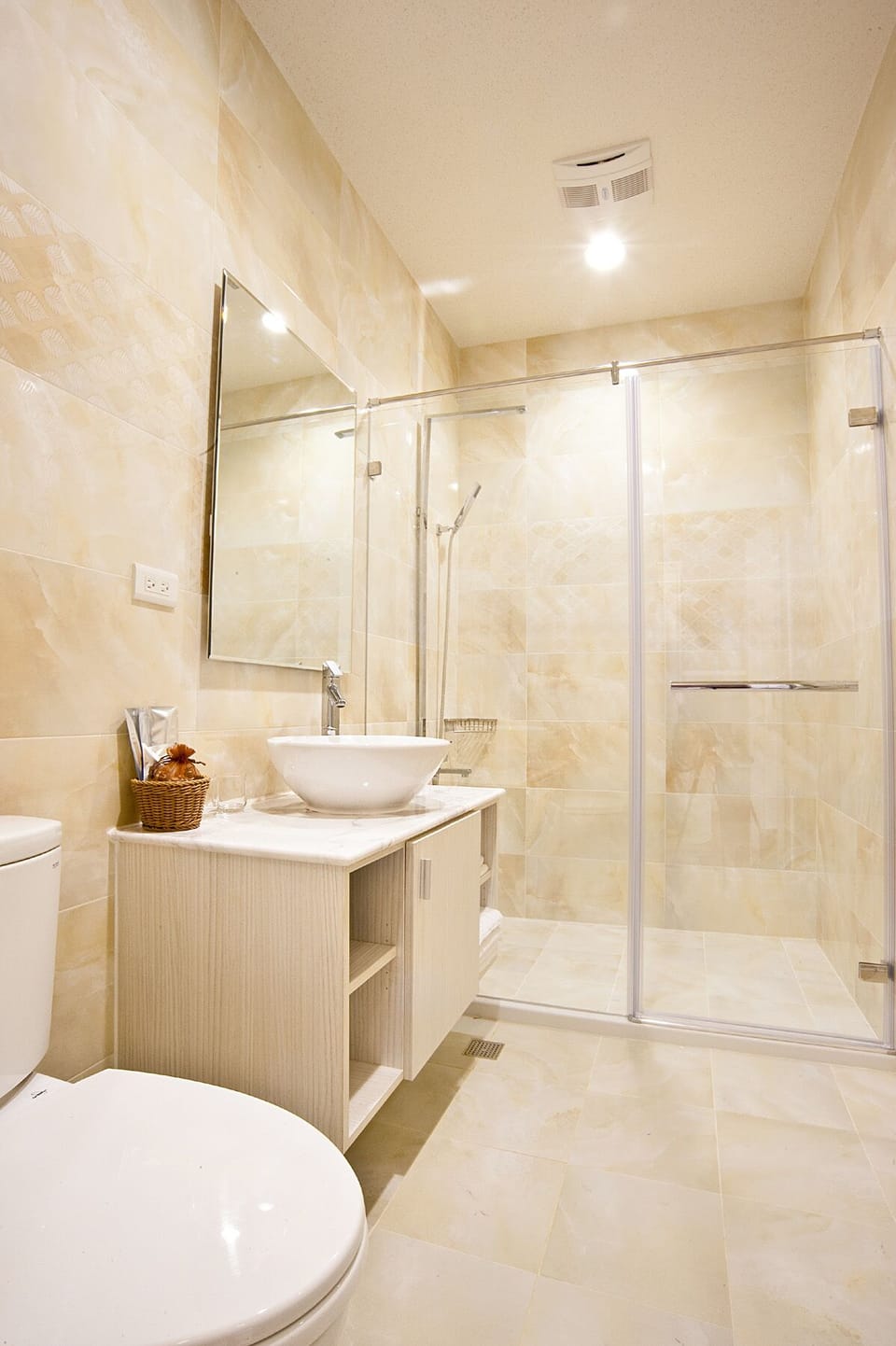 Classic Double Room | Bathroom | Shower, rainfall showerhead, free toiletries, hair dryer