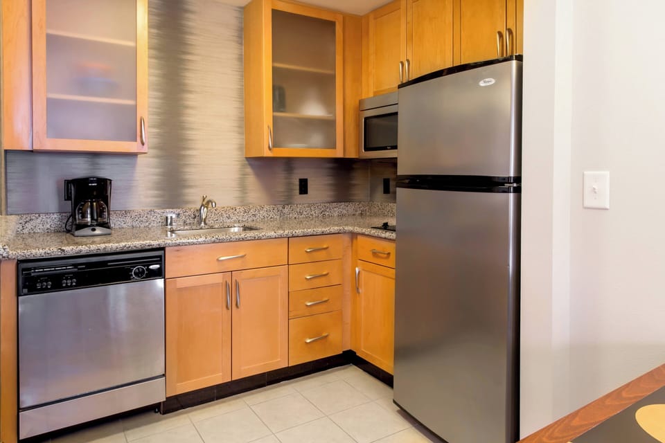 Full-size fridge, microwave, stovetop, dishwasher
