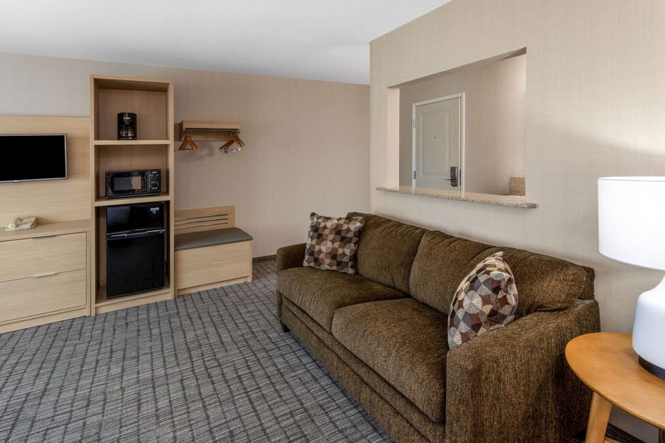 Studio Suite, 1 King Bed, Non Smoking | In-room safe, desk, blackout drapes, iron/ironing board