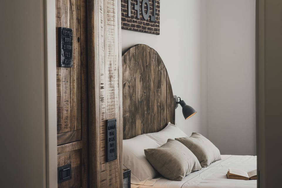 Hypo-allergenic bedding, minibar, in-room safe, desk