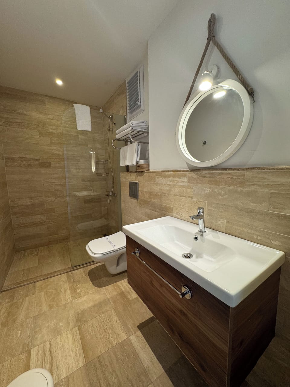 Family Room | Premium bedding, minibar, in-room safe, blackout drapes