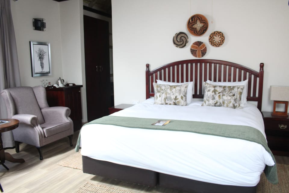 Executive Suite | Premium bedding, in-room safe, desk, laptop workspace