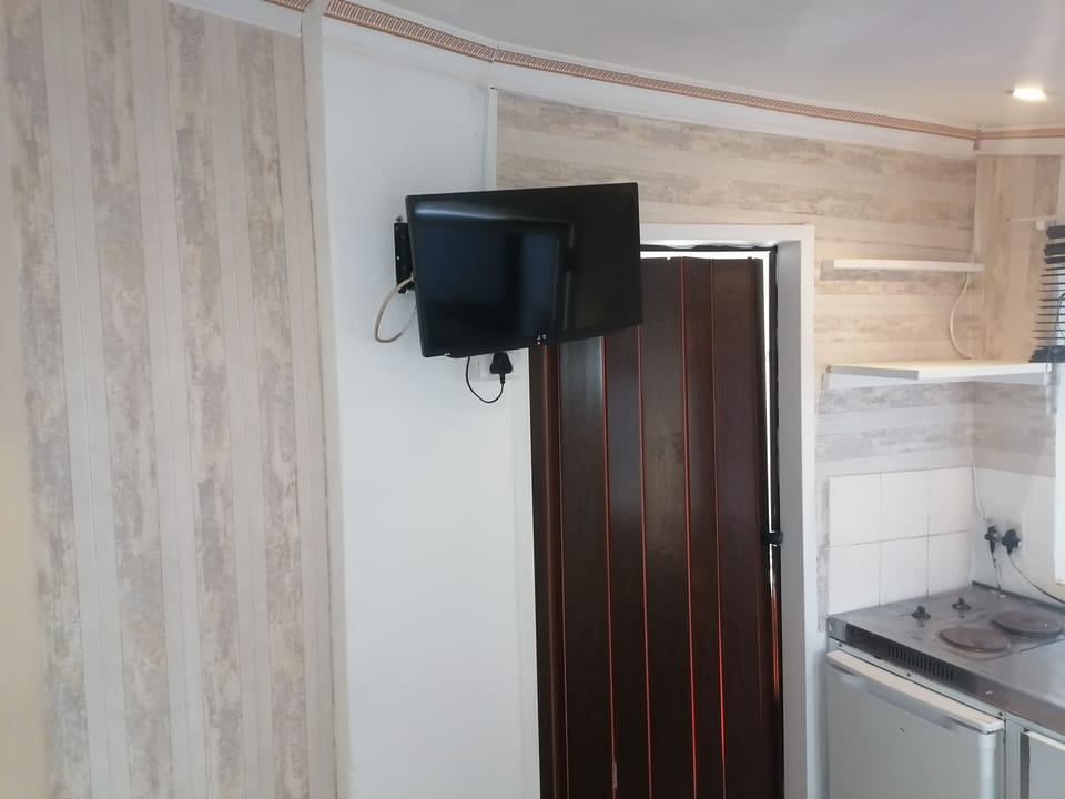 Senior Room, Private Bathroom | Iron/ironing board, free WiFi, bed sheets