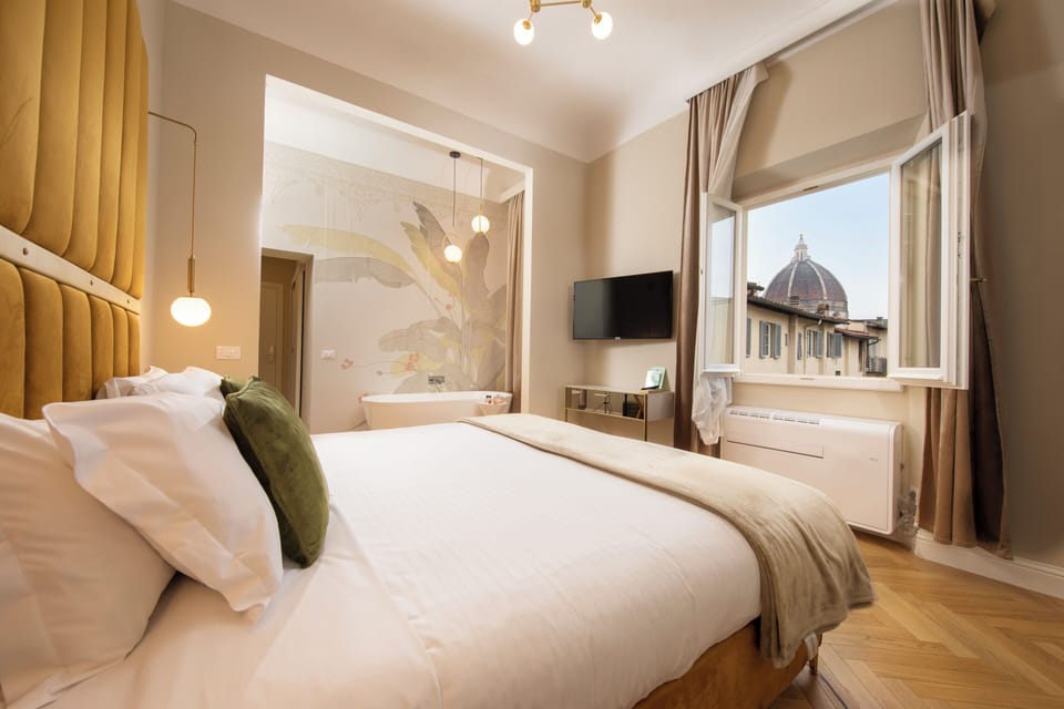 Deluxe Double Room, 1 King Bed, Hot Tub, Tower | Minibar, in-room safe, individually decorated, individually furnished