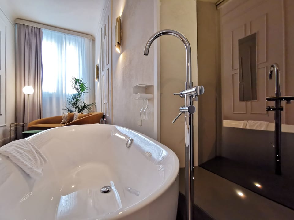 Deluxe Suite, Bathtub | Deep soaking bathtub