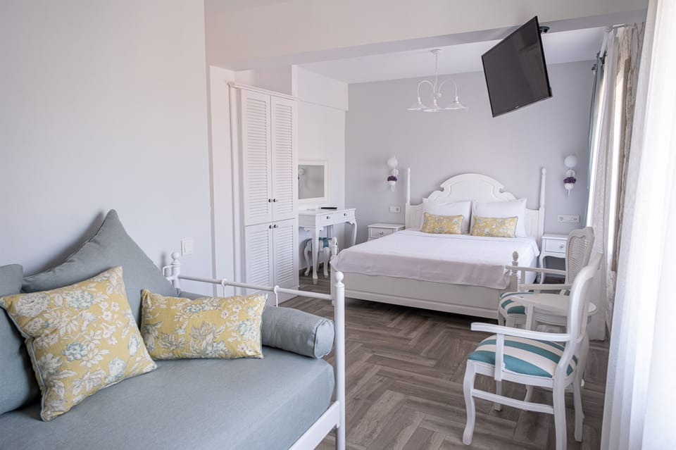 Comfort Triple Room, Non Smoking, City View | Minibar, desk, free WiFi, bed sheets