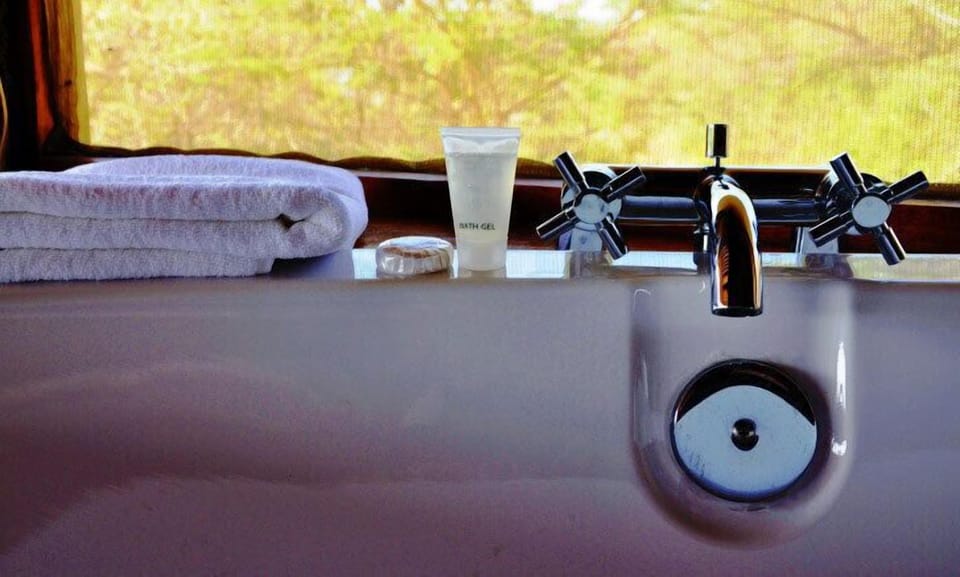 Deep soaking bathtub