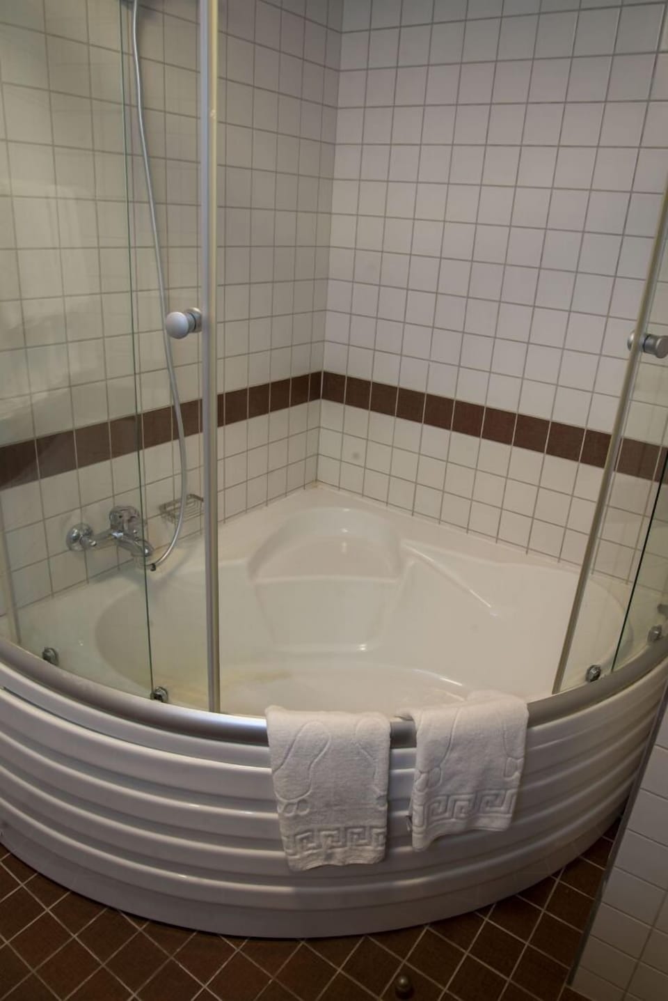Deluxe Suite, City View | Bathroom | Free toiletries, hair dryer, slippers, towels